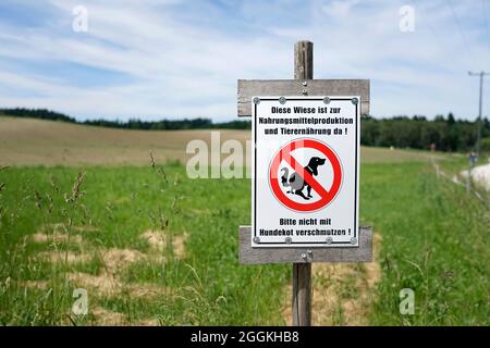 Deutschland, Bayern, Landwirtschaft, Wiese, Hundebesitzer, Verbotsschild, Hundekot, Verschmutzung Stockfoto