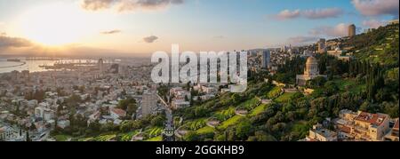 Das Stadtbild der Stadt Haifa und des Großraums. Panoramablick auf die Bahai-Gärten. Stockfoto