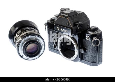 Maryville, Tennessee, USA – 27. August 2021: Horizontal abgewinkelte Frontaufnahme eines schwarzen Nikon F2S-Spiegelreflexkamera-Gehäuses mit einer Ablösung Stockfoto