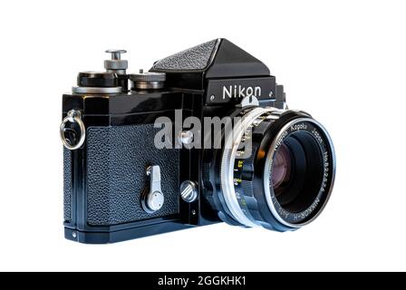 Maryville, Tennessee, USA – 26. August 2021: Horizontal abgewinkelte Frontaufnahme einer schwarzen Nikon F 35mm Profikamera aus den 1960er Jahren Stockfoto