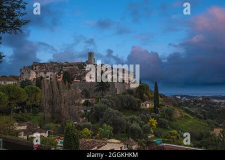 Schöne mittelalterliche Architektur der Stadt Saint Paul de Vence an der französischen Riviera, Frankreich Stockfoto