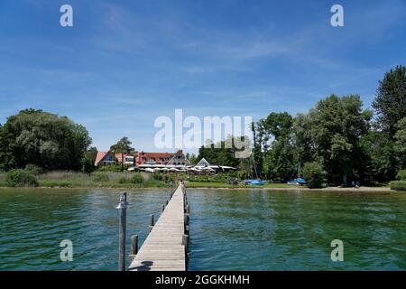 Deutschland, Bayern, Oberbayern, Chiemgau, Seebruck, Chiemsee, Hotel, Restaurant, Café, Malerwinkel, Fußgängerbrücke Stockfoto