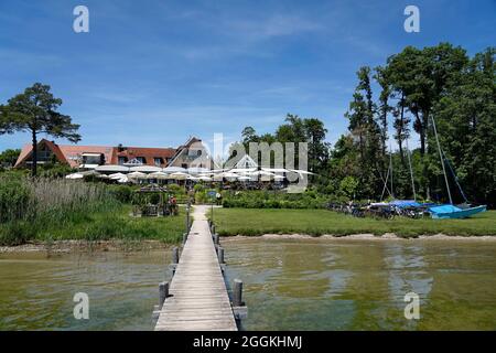 Deutschland, Bayern, Oberbayern, Chiemgau, Seebruck, Chiemsee, Hotel, Restaurant, Café, Malerwinkel, Fußgängerbrücke Stockfoto