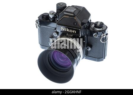 Maryville, Tennessee, USA – 27. August 2021: Horizontal abgewinkelte Frontaufnahme einer schwarzen Nikon F2S-Spiegelreflexkamera, isoliert auf Weiß. Stockfoto