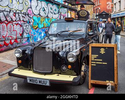 London Taxi Kaffee - Black Cab/Unternehmen verwendet ein umgebautes Londoner Taxi Kaffee in Brick Lane Shoreditch East London zu dienen. Stockfoto