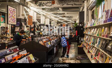 Rough Trade East Record Shop and Cafe - Plattenkäufer stöbern im Rough Trade East Plattenladen an der Brick Lane in Londons modischer Shoreditch Gegend. Stockfoto