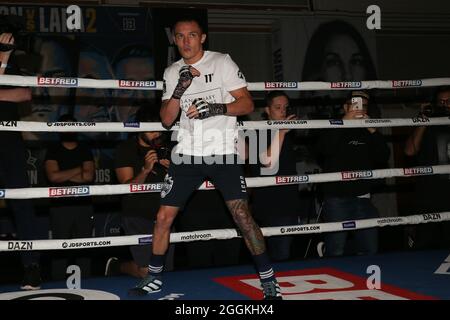 Leeds, Großbritannien. September 2021. The Queens Hotel, Leeds, West Yorkshire, 1. September 2021 Josh Warrington während eines Medientrainings vor seinem Rückkampf gegen Mauricio Lara am Samstag im Emerald Headingley Stadium in Leeds. Kredit: Touchlinepics/Alamy Live Nachrichten Stockfoto