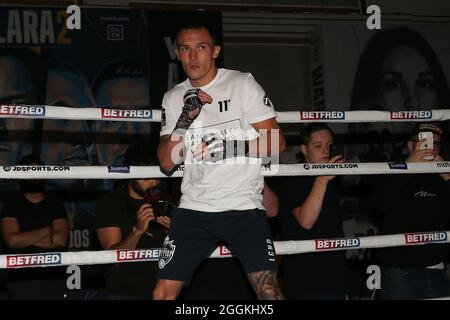 Leeds, Großbritannien. September 2021. The Queens Hotel, Leeds, West Yorkshire, 1. September 2021 Josh Warrington während eines Medientrainings vor seinem Rückkampf gegen Mauricio Lara am Samstag im Emerald Headingley Stadium in Leeds. Kredit: Touchlinepics/Alamy Live Nachrichten Stockfoto