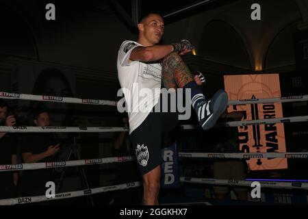 Leeds, Großbritannien. September 2021. The Queens Hotel, Leeds, West Yorkshire, 1. September 2021 Josh Warrington während eines Medientrainings vor seinem Rückkampf gegen Mauricio Lara am Samstag im Emerald Headingley Stadium in Leeds. Kredit: Touchlinepics/Alamy Live Nachrichten Stockfoto