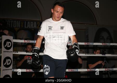 Leeds, Großbritannien. September 2021. The Queens Hotel, Leeds, West Yorkshire, 1. September 2021 Josh Warrington während eines Medientrainings vor seinem Rückkampf gegen Mauricio Lara am Samstag im Emerald Headingley Stadium in Leeds. Kredit: Touchlinepics/Alamy Live Nachrichten Stockfoto