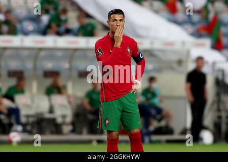 Faro, Portugal. September 2021. Portugals Stürmer Cristiano Ronaldo reagiert am 1. September 2021 während der Fußball-Weltmeisterschaft 2022 in der europäischen Qualifikationsrunde Gruppe A zwischen Portugal und der Republik Irland im Stadion der Algarve in Faro, Portugal. (Bild: © Pedro Fiuza/ZUMA Press Wire) Stockfoto
