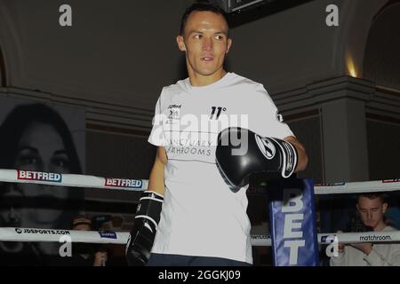 Leeds, Großbritannien. September 2021. The Queens Hotel, Leeds, West Yorkshire, 1. September 2021 Josh Warrington während eines Medientrainings vor seinem Rückkampf gegen Mauricio Lara am Samstag im Emerald Headingley Stadium in Leeds. Kredit: Touchlinepics/Alamy Live Nachrichten Stockfoto