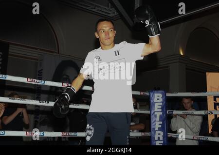 Leeds, Großbritannien. September 2021. The Queens Hotel, Leeds, West Yorkshire, 1. September 2021 Josh Warrington während eines Medientrainings vor seinem Rückkampf gegen Mauricio Lara am Samstag im Emerald Headingley Stadium in Leeds. Kredit: Touchlinepics/Alamy Live Nachrichten Stockfoto