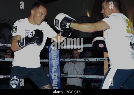 Leeds, Großbritannien. September 2021. The Queens Hotel, Leeds, West Yorkshire, 1. September 2021 Josh Warrington während eines Medientrainings vor seinem Rückkampf gegen Mauricio Lara am Samstag im Emerald Headingley Stadium in Leeds. Kredit: Touchlinepics/Alamy Live Nachrichten Stockfoto