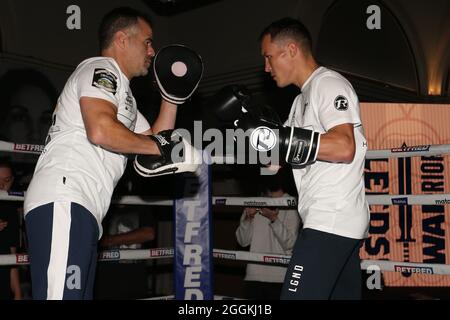 Leeds, Großbritannien. September 2021. The Queens Hotel, Leeds, West Yorkshire, 1. September 2021 Josh Warrington während eines Medientrainings vor seinem Rückkampf gegen Mauricio Lara am Samstag im Emerald Headingley Stadium in Leeds. Kredit: Touchlinepics/Alamy Live Nachrichten Stockfoto