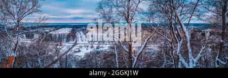 Ein wunderschöner, farbenfroher Panoramablick von der 'Põhjakonna'-Treppe an der ehemaligen Klippenküste (Abriebküste) auf die Siedlung Haabneeme während des Sonnenuntergangs im Winter. Stockfoto