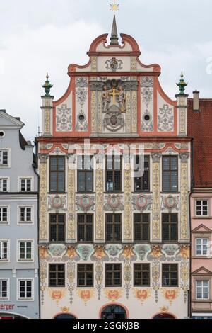 Die Fassade des historischen Rathauses auf dem Hauptplatz in Landsberg am Lech Stockfoto