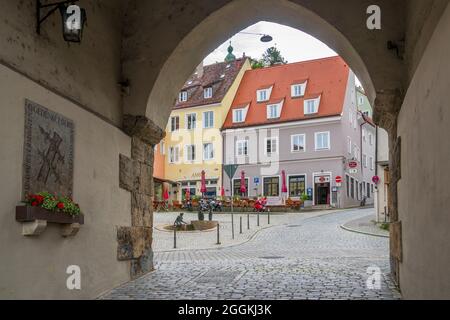 Durchgang vom Hauptplatz durch den Schmalzturm zum Spitalplatz in Landsberg am Lech Stockfoto