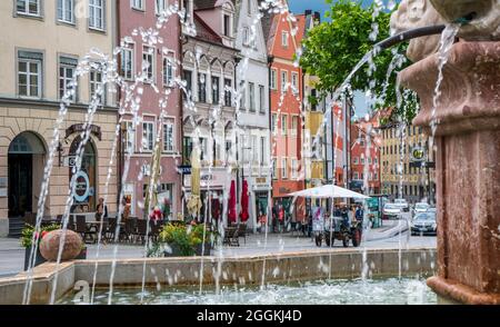 Panorama vom Hauptplatz mit dem historischen Rathaus und Marienbrunnen in Landsberg am Lech Stockfoto