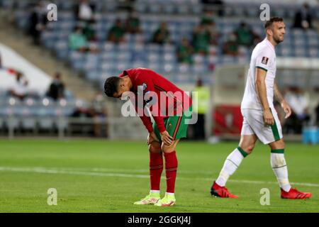 Faro, Portugal. September 2021. Portugals Stürmer Cristiano Ronaldo (L) reagiert am 1. September 2021 während der Fußball-Weltmeisterschaft 2022 in der europäischen Qualifikationsrunde Gruppe A zwischen Portugal und der Republik Irland im Stadion der Algarve in Faro, Portugal. (Bild: © Pedro Fiuza/ZUMA Press Wire) Stockfoto