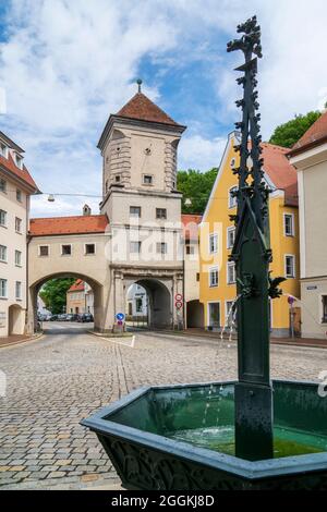 Stadt Landsberg am Lech in Bayern mit dem Sandauertor, erbaut 1627; in der historischen Stadtmauer am Färberhof Stockfoto