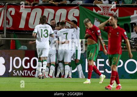 Faro, Portugal. September 2021. Der Verteidiger der Republik Irland, John Egan, feiert am 1. September 2021 im Algarve-Stadion in Faro, Portugal, mit seinen Teamkollegen ein Fußballspiel zwischen Portugal und der Republik Irland, das während der FIFA World Cup 2022 in der europäischen Qualifikationsrunde erzielt wurde. (Bild: © Pedro Fiuza/ZUMA Press Wire) Stockfoto