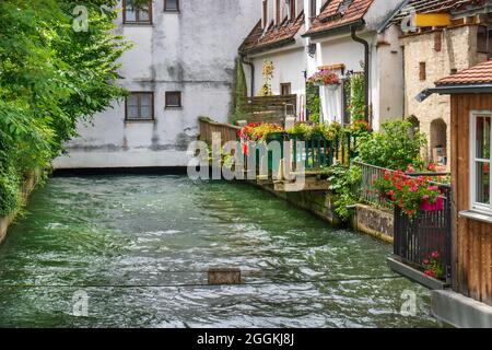 Historische Häuserzeile am Mühlbach in der Altstadt von Landsberg am Lech Stockfoto