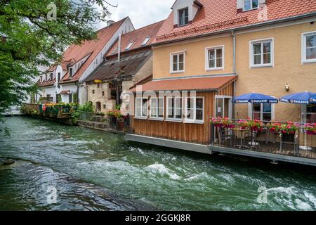 Historische Häuserzeile am Mühlbach in der Altstadt von Landsberg am Lech Stockfoto