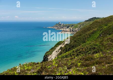 Küste bei Cap Fréhel, im Hintergrund Fort La Latte, bei Plévenon, Frankreich, Bretagne, Département Côtes d´Armor, Côte d´Émeraude (Smaragdküste) Stockfoto