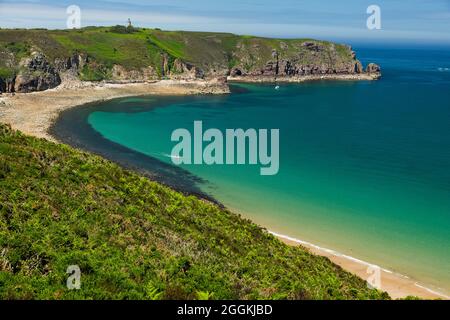 Küste bei Cap Fréhel, im Hintergrund der Leuchtturm von Cap Fréhel, in der Nähe von Plévenon, Frankreich, Bretagne, Département Côtes d´Armor, Côte d´Émeraude (Smaragdküste) Stockfoto