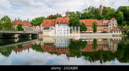 Panorama der Altstadt Landsberg mit Spiegelung im Lech Stockfoto