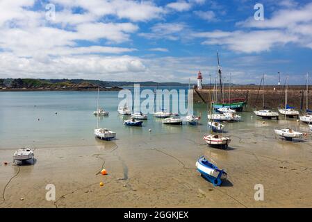 Ebbe im Hafen von Erquy liegen Boote im Sand, im Hintergrund der kleine Leuchtturm am Pier, Frankreich, Bretagne, Côtes d´Armor, Côte de Penthièvre Stockfoto