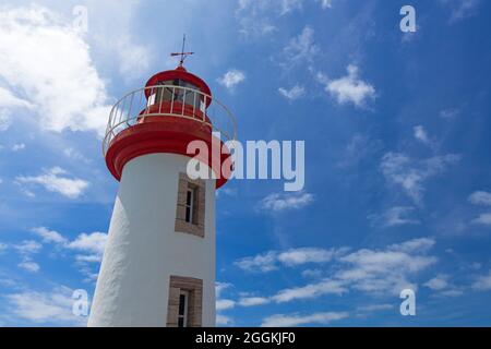 Leuchtturm im Hafen von Erquy, Frankreich, Bretagne, Côtes d'Armor, Côte de Penthièvre Stockfoto