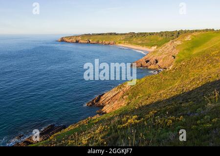 Küste bei Erquy im Abendlicht, Blick auf die Bucht und den Strand von Lourtuais, Frankreich, Bretagne, Département Côtes d´Armor, Côte de Penthièvre Stockfoto