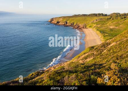 Bucht und Strand von Lourtuais in der Nähe von Erquy im Abendlicht, Frankreich, Bretagne, Côtes d´Armor, Côte de Penthièvre Stockfoto