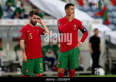 Faro, Portugal. September 2021. Der portugiesische Stürmer Cristiano Ronaldo (R) und Rafa Silva reagieren am 1. September 2021 während der FIFA Fußball-Weltmeisterschaft 2022 im Stadion Algarve in Faro, Portugal, auf ein Fußballspiel der Gruppe A zwischen Portugal und der Republik Irland. (Bild: © Pedro Fiuza/ZUMA Press Wire) Stockfoto