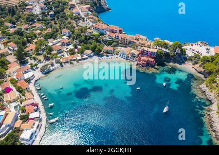 ASSOS malerisches Fischerdorf von oben, Kefalonia, Griechenland, serieller Drohnenblick. Segelboote liegen in türkisfarbener Bucht Stockfoto