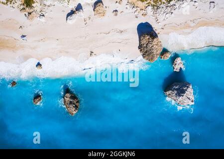 Top down Luftaufnahme des felsigen Strandes von Kalamitsi, Ionisches Meer, Insel Lefkada, Griechenland, Stockfoto