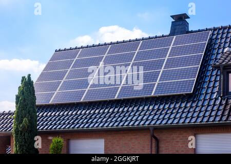 Recklinghausen, Nordrhein-Westfalen, Deutschland - Solarzellen auf dem Dach eines Wohnhauses. Stockfoto