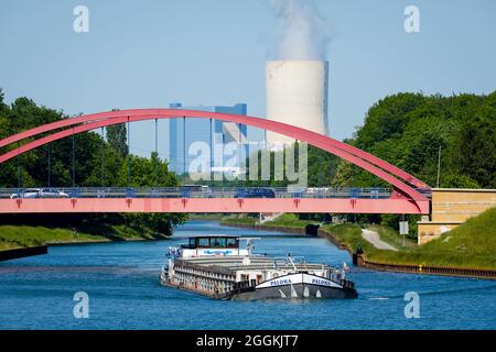 Castrop-Rauxel, Nordrhein-Westfalen, Deutschland - Paloma fährt auf dem Rhein-Herne-Kanal unter der Wartburgstraße-Brücke hinter dem Kohlekraftwerk Uniper Dattel 4 in Datteln. Stockfoto