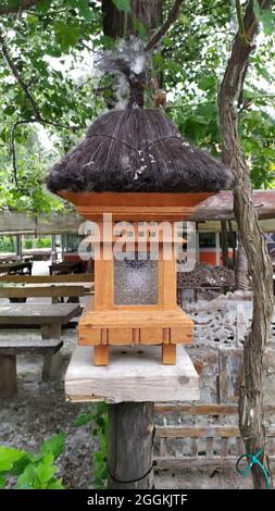 Bali Gartenlampe aus Holz und Stroh. Italien Stockfoto