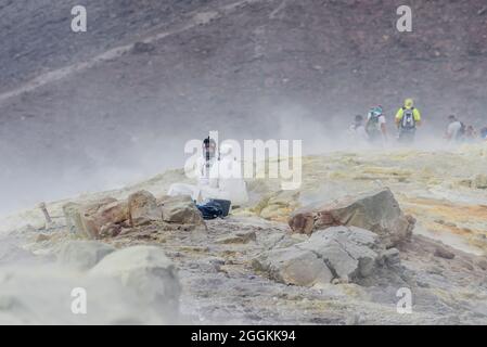 Vulkanologen sammeln Mineralproben auf Gran Cratere, Vulcano Island, Äolischen Inseln, Sizilien, Italien Stockfoto