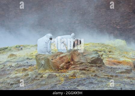 Vulkanologen sammeln Mineralproben auf Gran Cratere, Vulcano Island, Äolischen Inseln, Sizilien, Italien Stockfoto