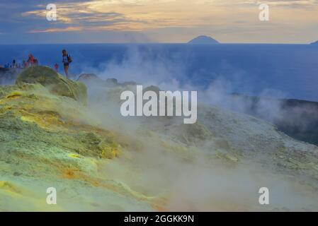 Wanderer, die durch Fumarolen wandern, rauchen auf Gran Cratere, Vulcano Island, Äolischen Inseln, Sizilien, Italien Stockfoto