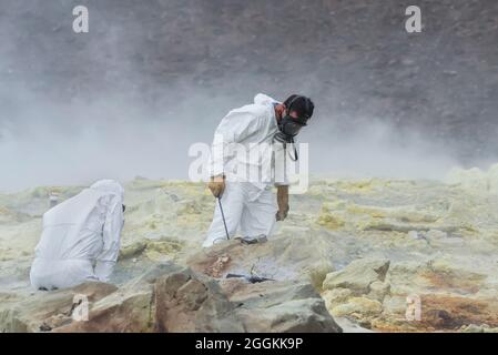 Vulkanologen sammeln Mineralproben auf Gran Cratere, Vulcano Island, Äolischen Inseln, Sizilien, Italien Stockfoto