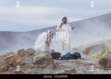 Vulkanologen sammeln Mineralproben auf Gran Cratere, Vulcano Island, Äolischen Inseln, Sizilien, Italien Stockfoto