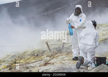 Vulkanologen sammeln Mineralproben auf Gran Cratere, Vulcano Island, Äolischen Inseln, Sizilien, Italien Stockfoto