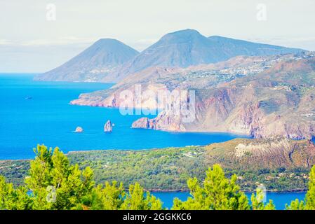 Blick auf Lipari und Salina Island, Vulcano Island, Äolischen Inseln, Sizilien, Italien Stockfoto
