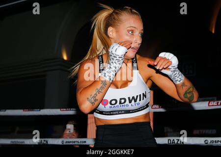 Leeds, Großbritannien. September 2021. The Queens Hotel, Leeds, West Yorkshire, 1. September 2021 Ebanie Bridges während eines Medientrainings vor ihrem Kampf am Samstag gegen Mailys Gangloff im Emerald Headingley Stadium in Leeds. Kredit: Touchlinepics/Alamy Live Nachrichten Stockfoto