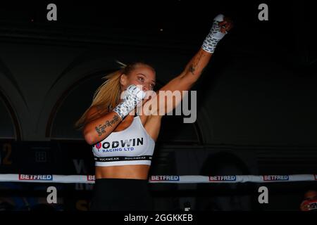 Leeds, Großbritannien. September 2021. The Queens Hotel, Leeds, West Yorkshire, 1. September 2021 Ebanie Bridges während eines Medientrainings vor ihrem Kampf am Samstag gegen Mailys Gangloff im Emerald Headingley Stadium in Leeds. Kredit: Touchlinepics/Alamy Live Nachrichten Stockfoto